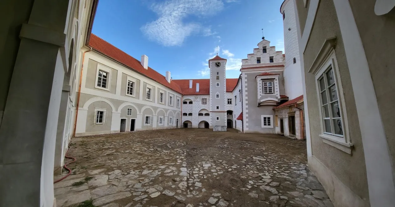 Rekonstrukce zámku Červená Řečice
